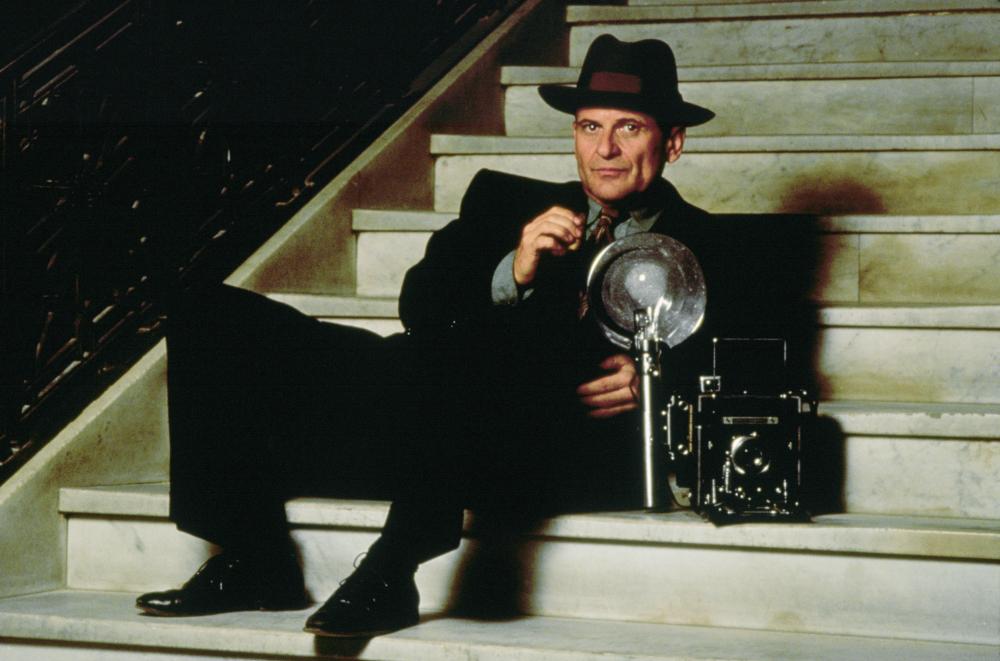 Joe Pesci in una scena di Occhio indiscreto, del 1992, che racconta la storia del fotoreporter Weegee