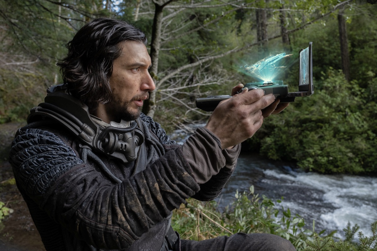 Adam Driver in una scena di 65 Fuga dalla Terra