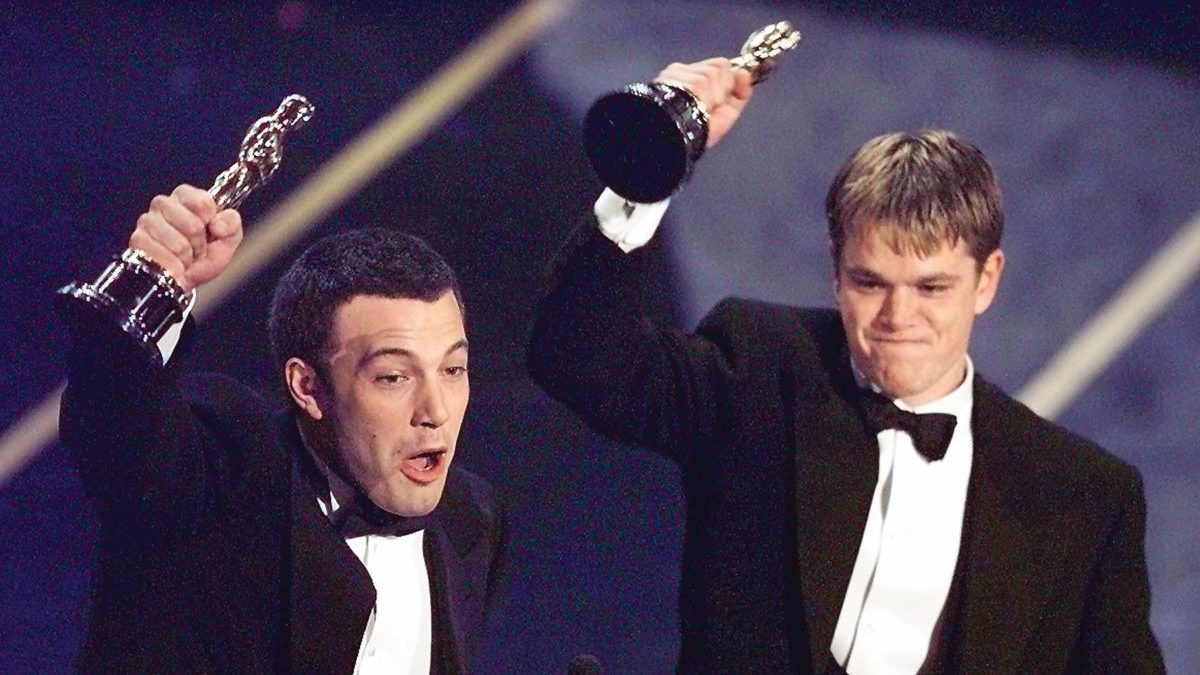 Affleck (a sinistra) e Matt Damon nel 1998 con l'Oscar per Good Will Hunting nel 1998