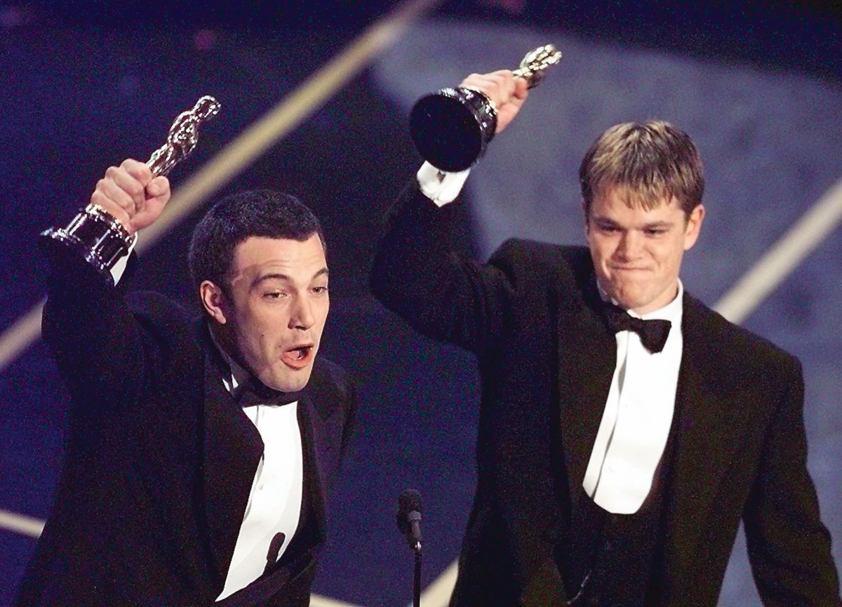 Affleck (a sinistra) e Matt Damon nel 1998 con l'Oscar per Good Will Hunting nel 1998