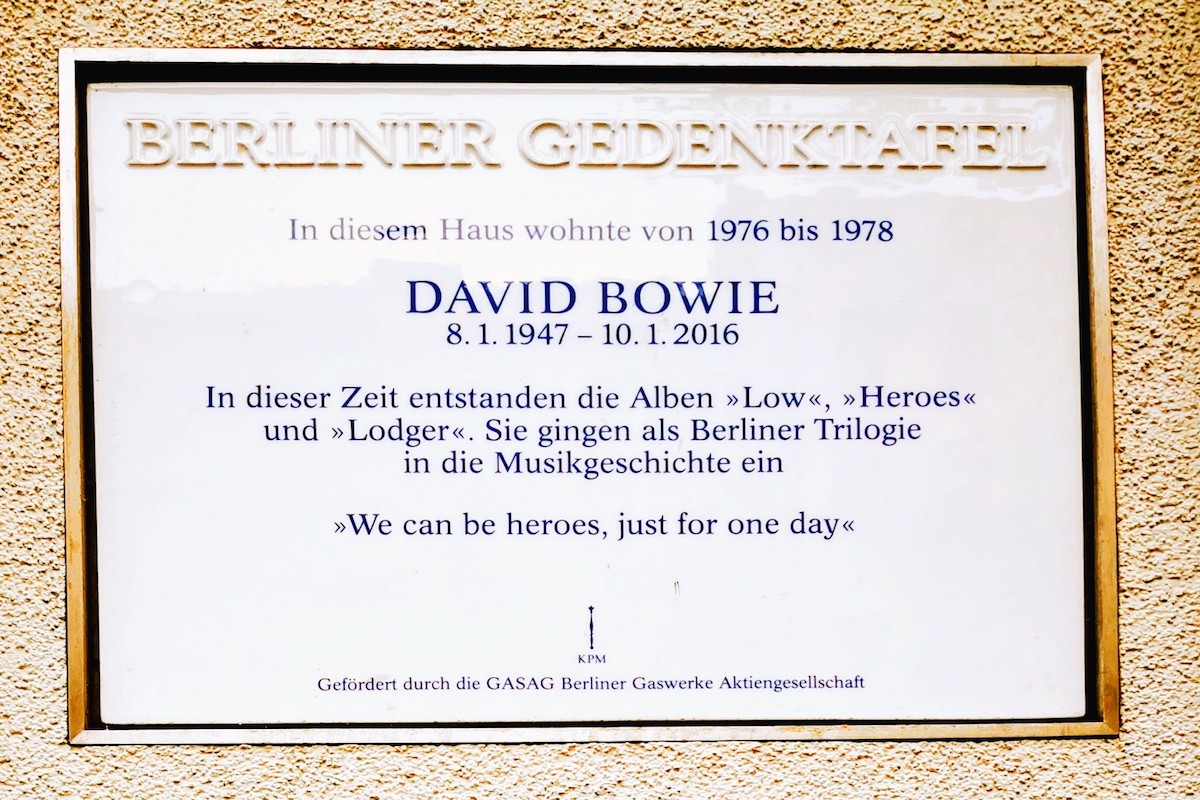 La targa commerativa posta accanto all'ingresso di casa Bowie a Berlino