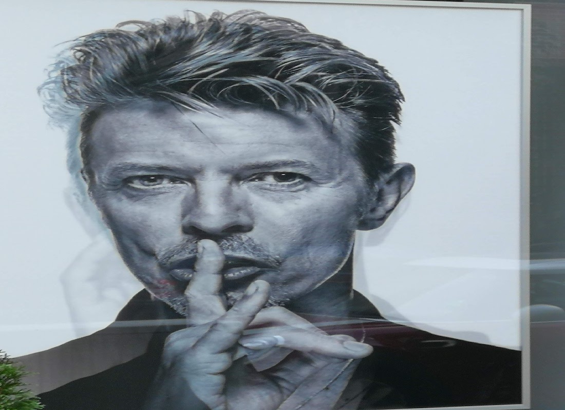 Un ritratto di David Bowie appeso all'ingresso degli Hansa Studios di Berlino