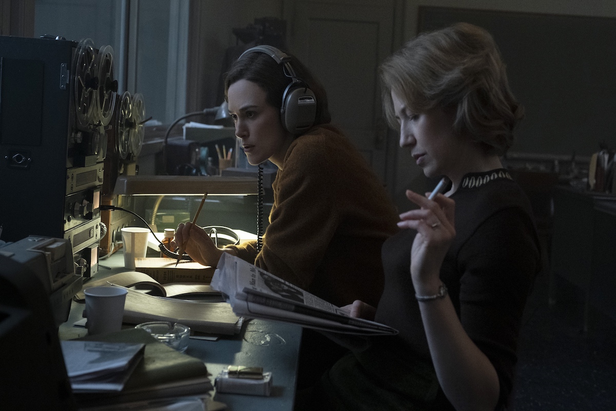 Keira Knightley e Carrie Coon ne Lo strangolatore di Boston