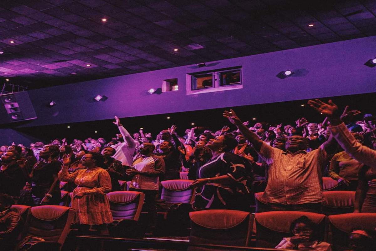 Foto dela funzione domenicale della Jubilee Church al Cineworld di Wood Green a Londra