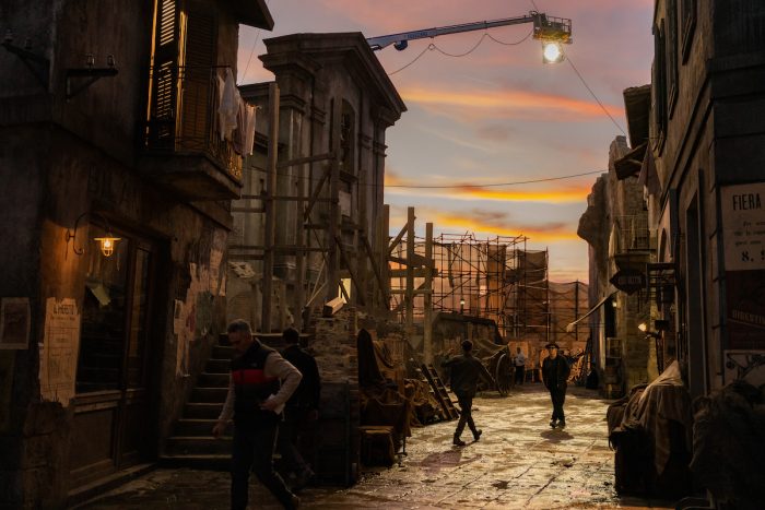 Il regista Joe Wright negli studi di Cinecittà durante le riprese di M. Il figlio del secolo