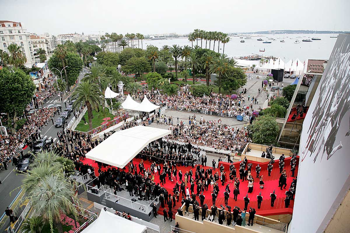 Cannes 77: il cocktail di benvenuto dei lavoratori del festival si trasforma in una manifestazione spontanea