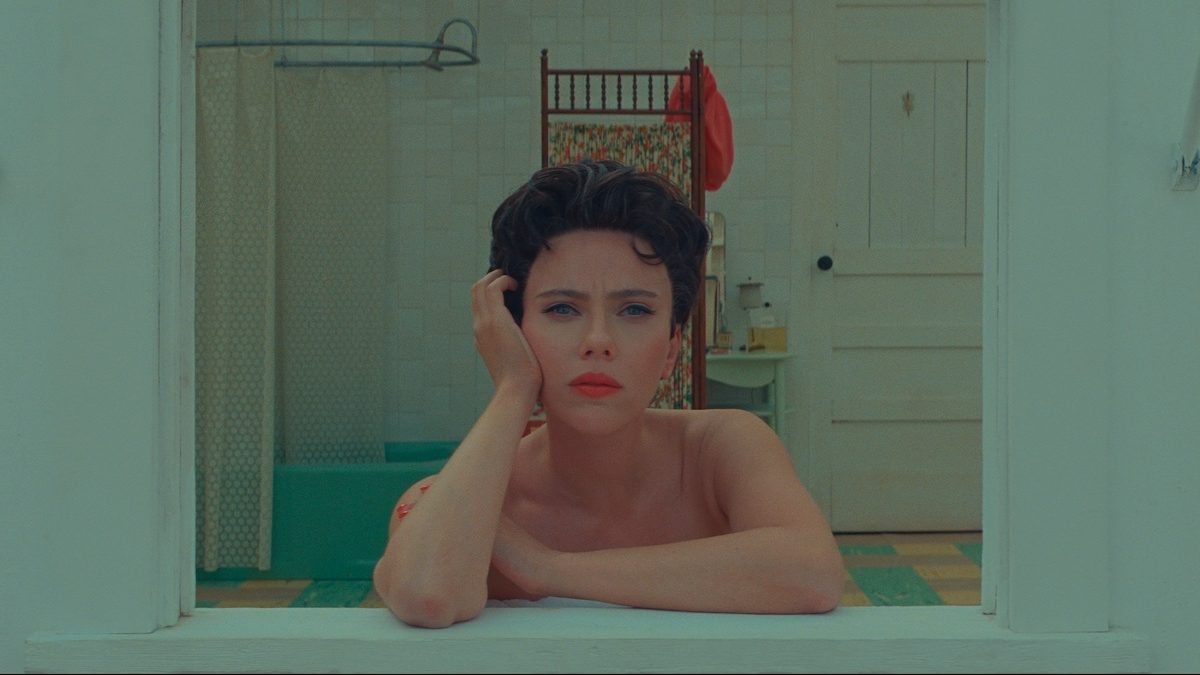 Scarlett Johansson in una scena di Asteroid City di Wes Anderson