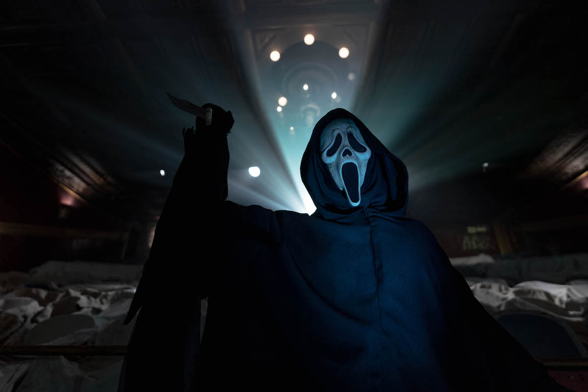 Ghostface in una scena di Scream VI, uno dei personaggi horror più celebri del Novecento