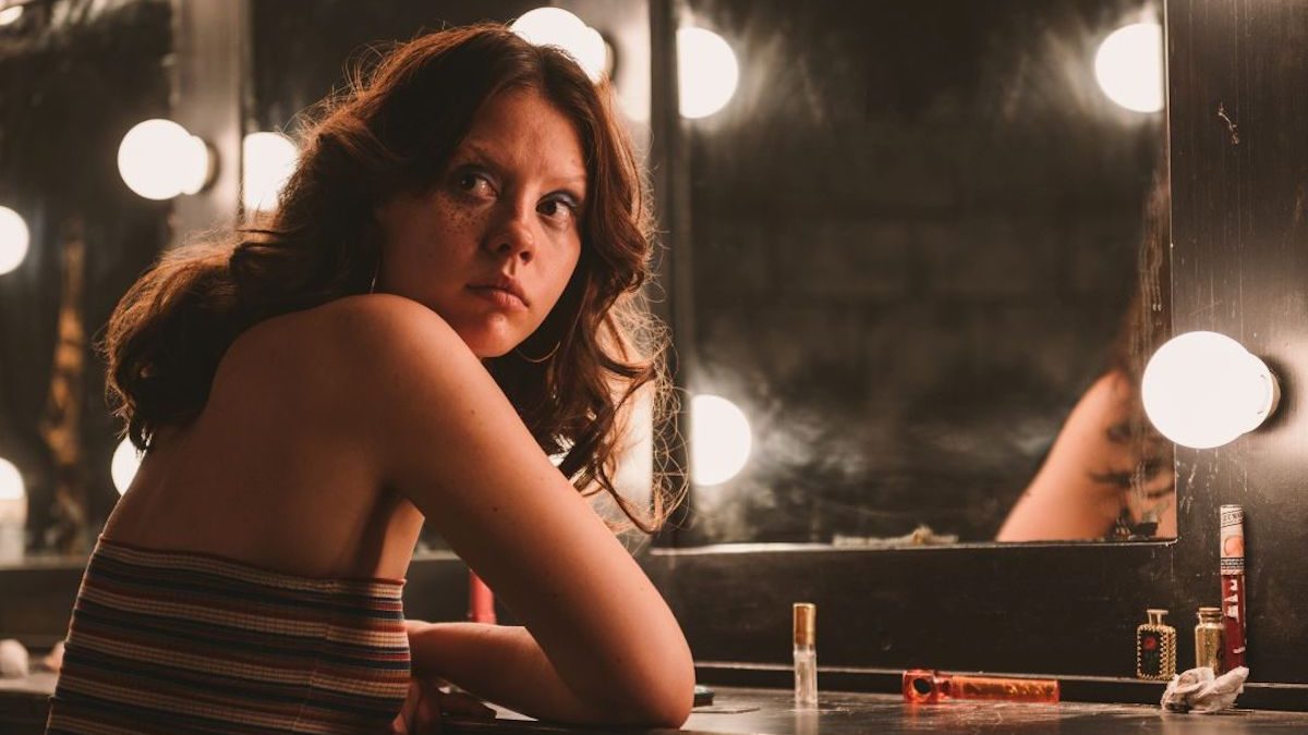 Mia Goth in una scena di X: A Sexy Horror Story