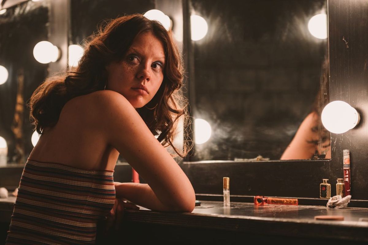 Mia Goth in una scena di X: A Sexy Horror Story