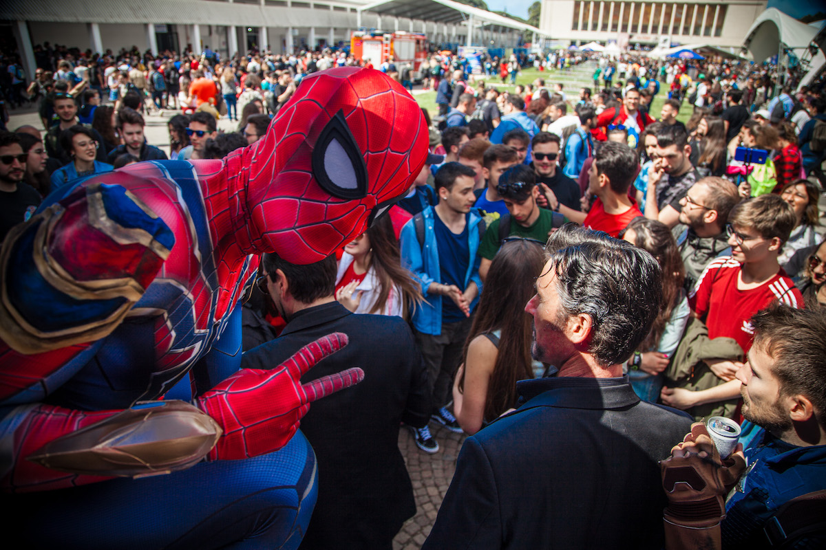 Spider-Man saluta il pubblico del Comicon