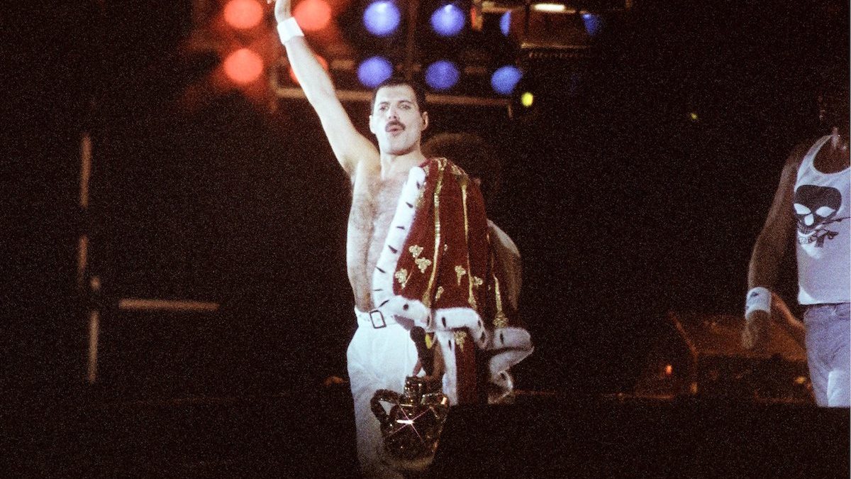 Freddie Mercury col famoso mantello di God Save the Queen