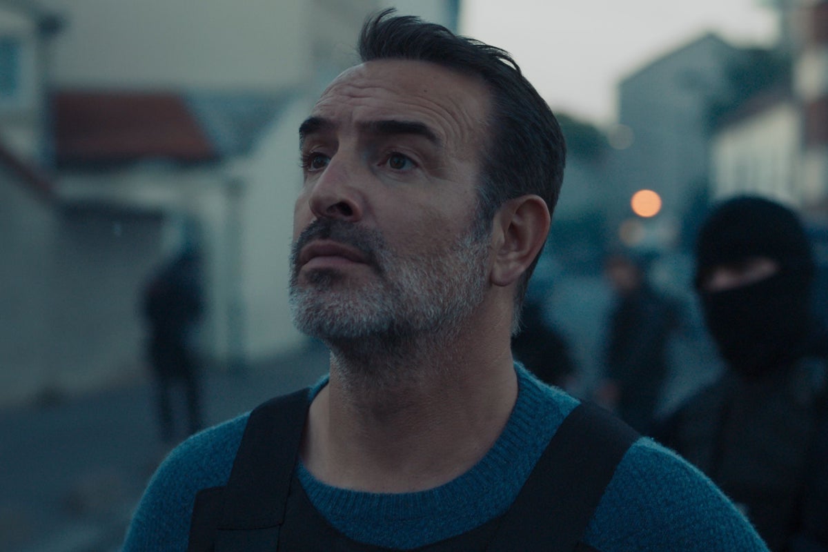 Jean Dujardin in una scena di November - I cinque giorni dopo il Bataclan