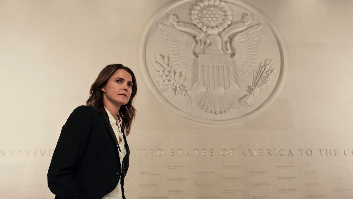 Keri Russell in una scena di The Diplomat, serie Netflix creata da Debora Cahn