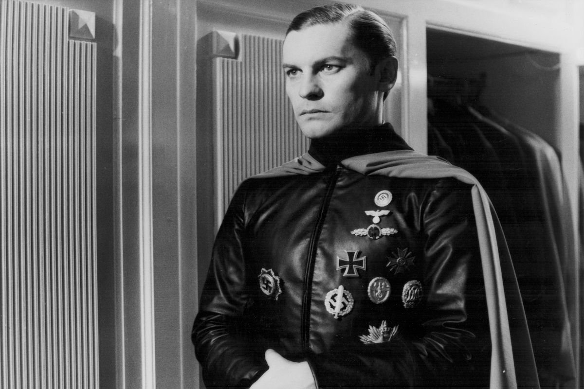 Helmut Berger in una scena di Salon Kitty, di Tinto Brass (1976)