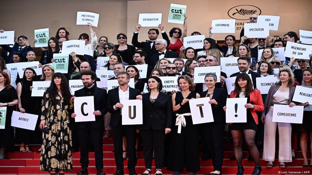 Cut, la manifestazione sul red carpet di Cannes 76 per la transizione ecologica