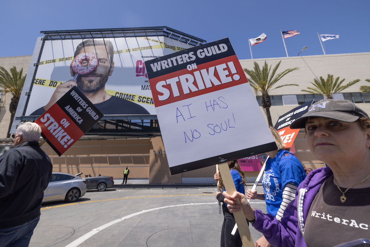 Un picchetto davanti ai FOX Studios di Los Angeles