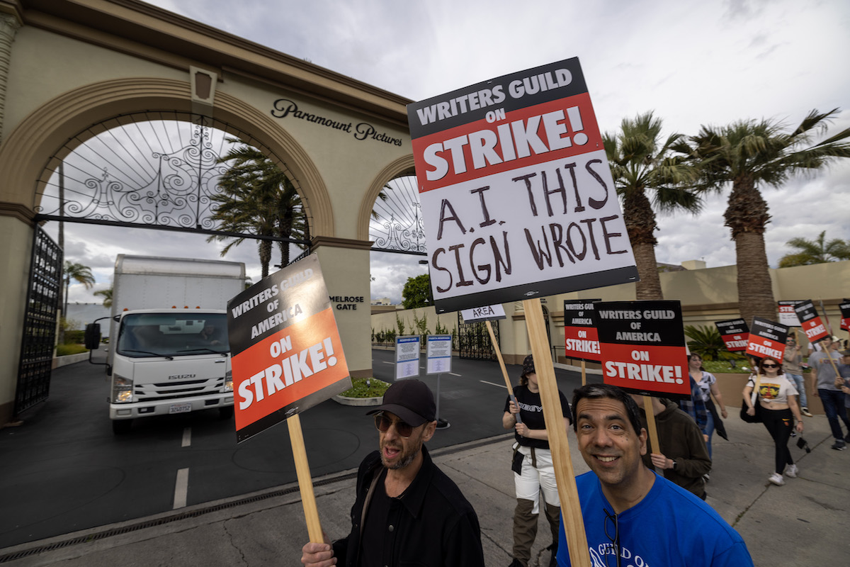 Un gruppo di manifestanti davanti agli Studios Paramount Pictures di Hollywood. Maggio 2023