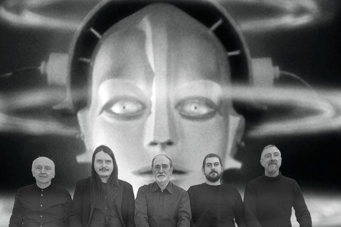 Il collettivo di compositori Edison Studio davanti ad un'immagine-simbolo di Metropolis di Fritz Lang