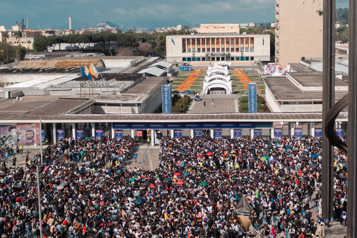 Il pubblico che aspetta di entrare al Comicon