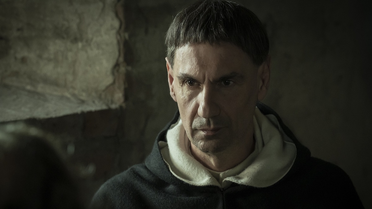 Rapito, l'inquisitore interpretato da Fabrizio Gifuni