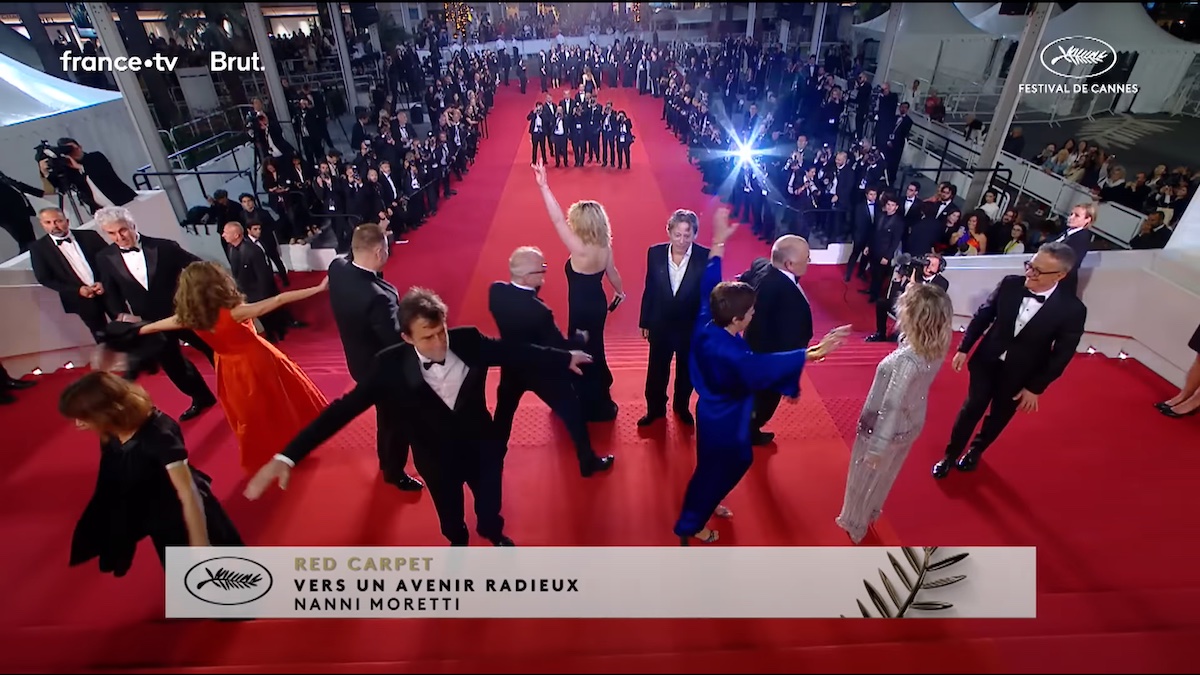 Red Carpet Cannes 76: il cast de Il sol dell'avvenire balla sulle note di Voglio Vederti Danzare di Franco Battiato