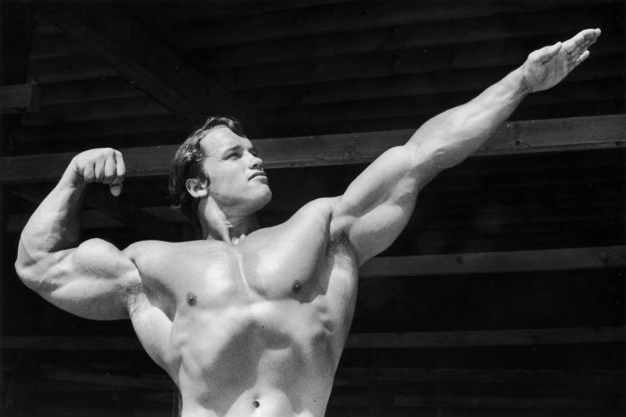 Arnold Schwarzenegger mostra i muscoli (Santa Monica, 1966 circa)