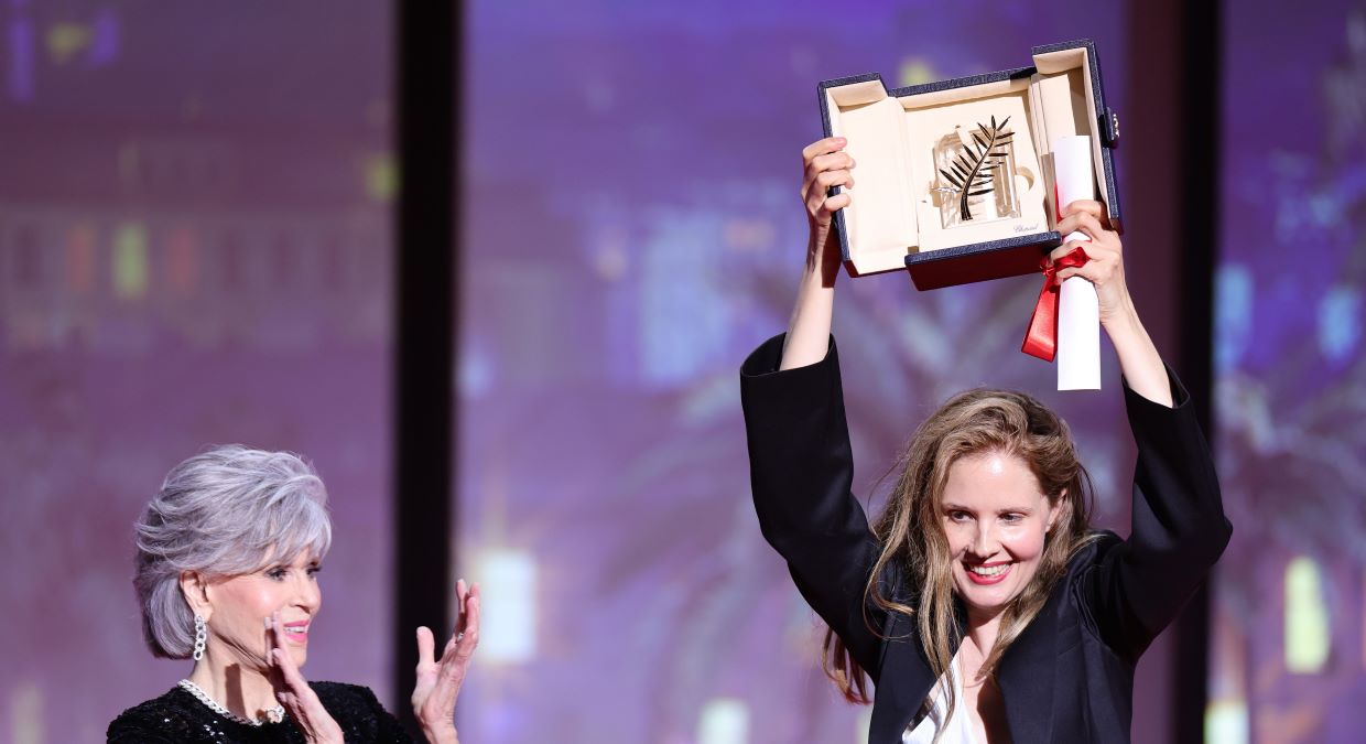 Justine Triet con Jane Fonda alla premiazione della Palma d'oro