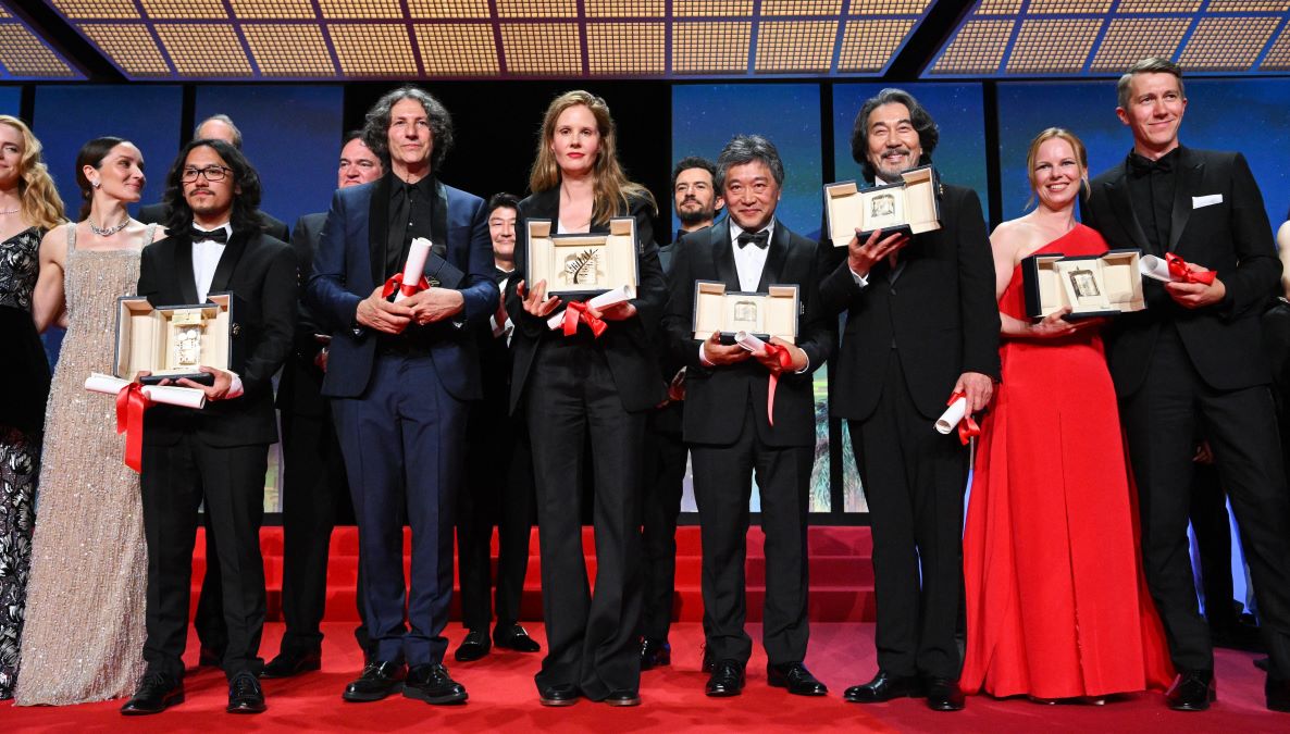 Stacy Martin, Anais Demoustier, Pham Thien An, Quentin Tarantino, Jonathan Glazer, Justine Triet, Hirokazu Koreeda, Kōji Yakusho, Alma Pöysti and Jussi Vatanen alal cerimonia di chiusura di Cannes 76