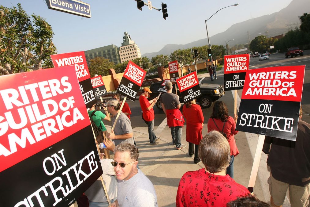 Membri della WGA protestano davanti i Disney Studios a Burbank in California. Hollywood