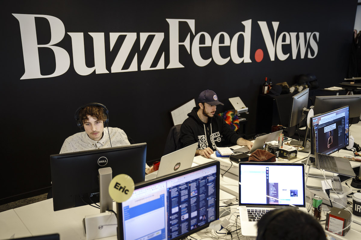 Alcuni membri del team di BuzzFeed News nella sede centrale della società a New York