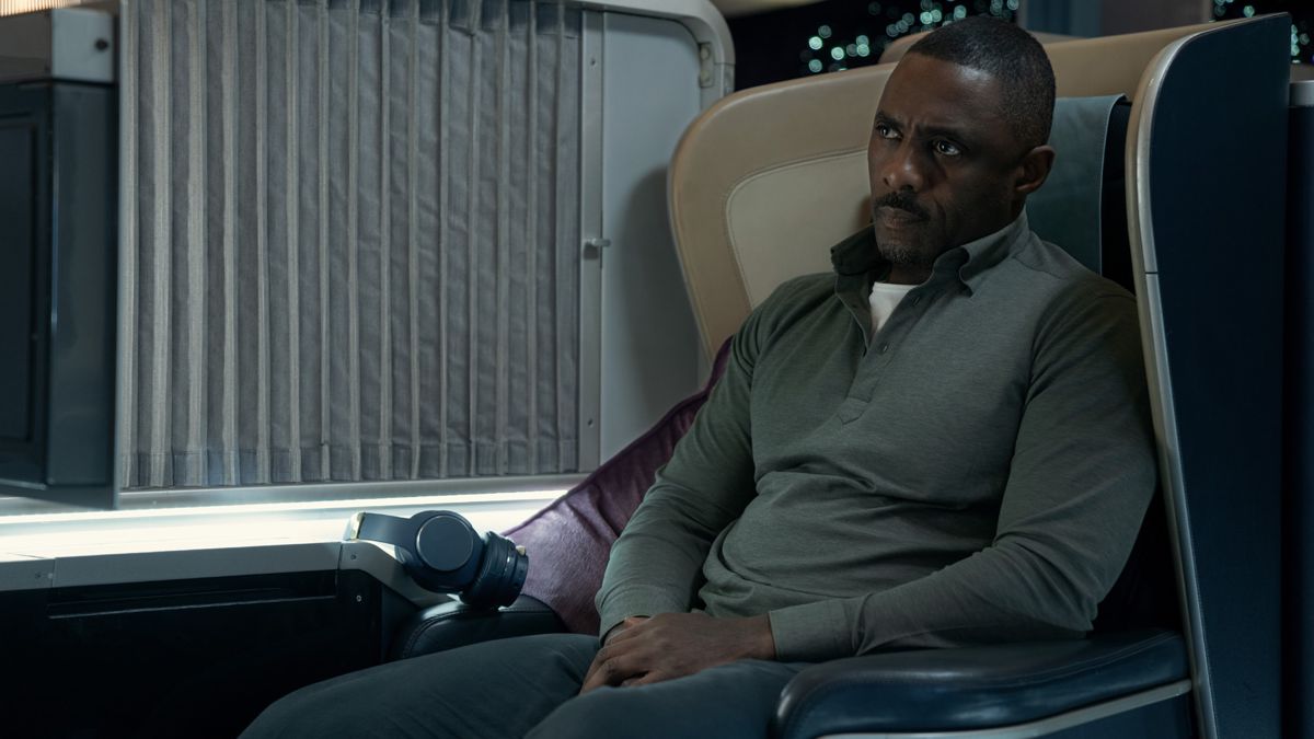 Idris Elba in una scena di Hijack