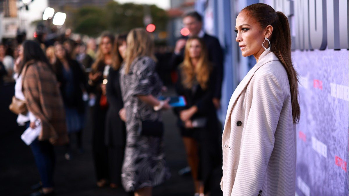 Jennifer Lopez alla première di The Mother al Westwood Village di Los Angeles