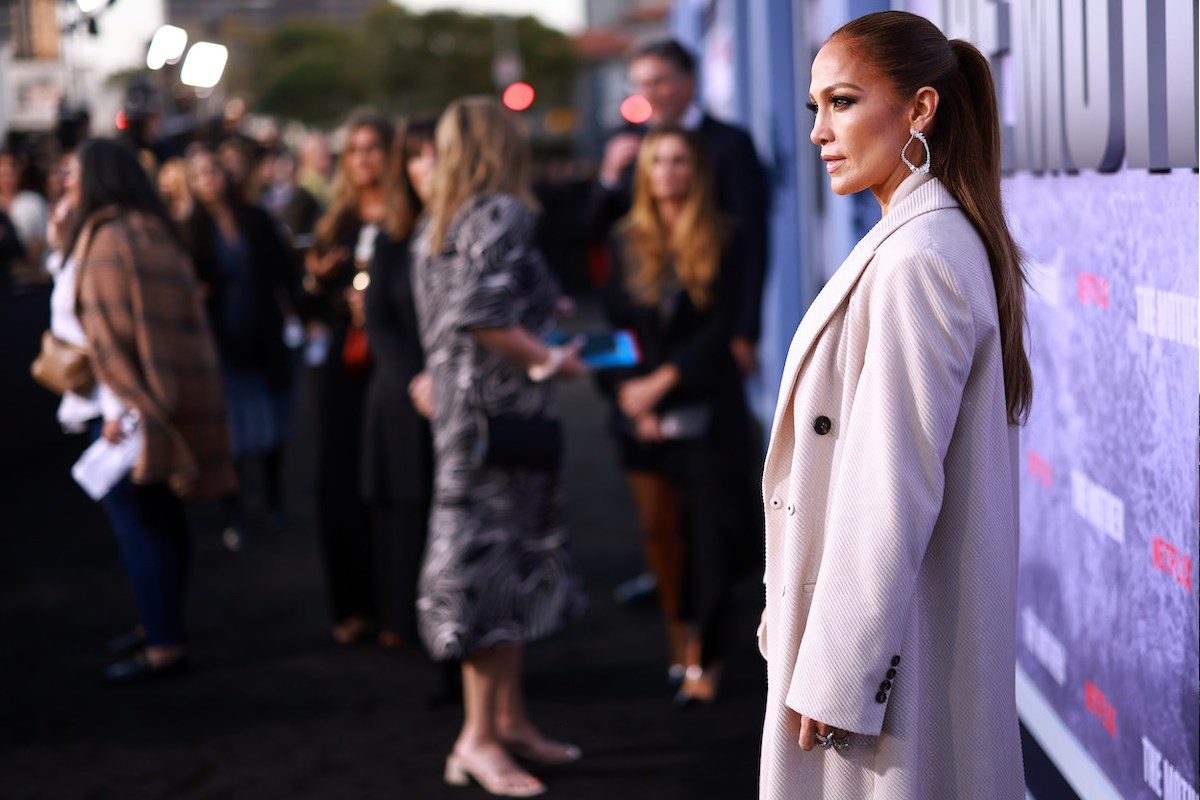 Jennifer Lopez alla première di The Mother al Westwood Village di Los Angeles