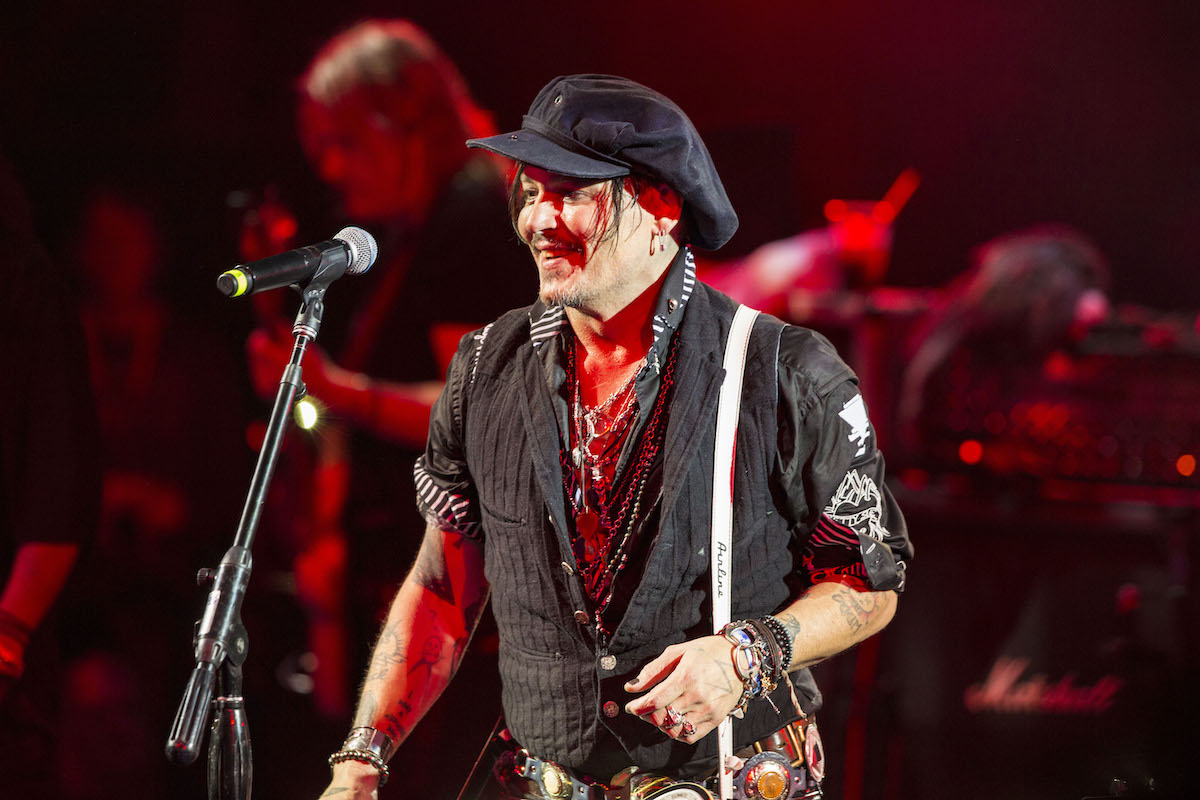 Johnny Depp sul palco con gli Hollywood Vampires al Celebrity Theatre di Phoenix