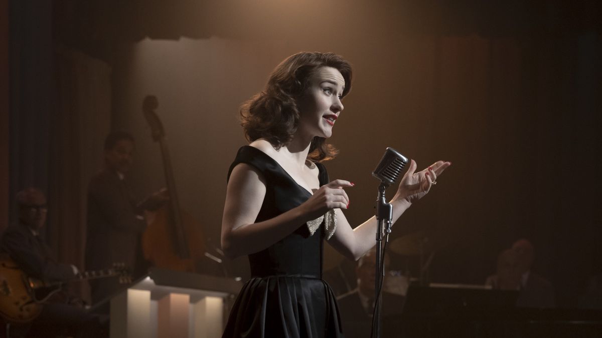 Rachel Brosnahan in una scena di La fantastica Signora Maisel di Amy Sherman-Palladino