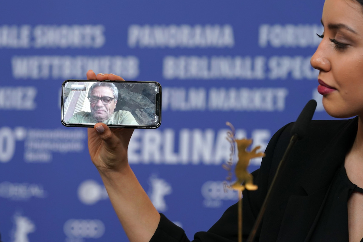 Baran Rasoulof mostra il regista iraniano via telefono durante la conferenza stampa di There Is No Evil, Orso d'argento a Berlino 79 nel febbraio 2020