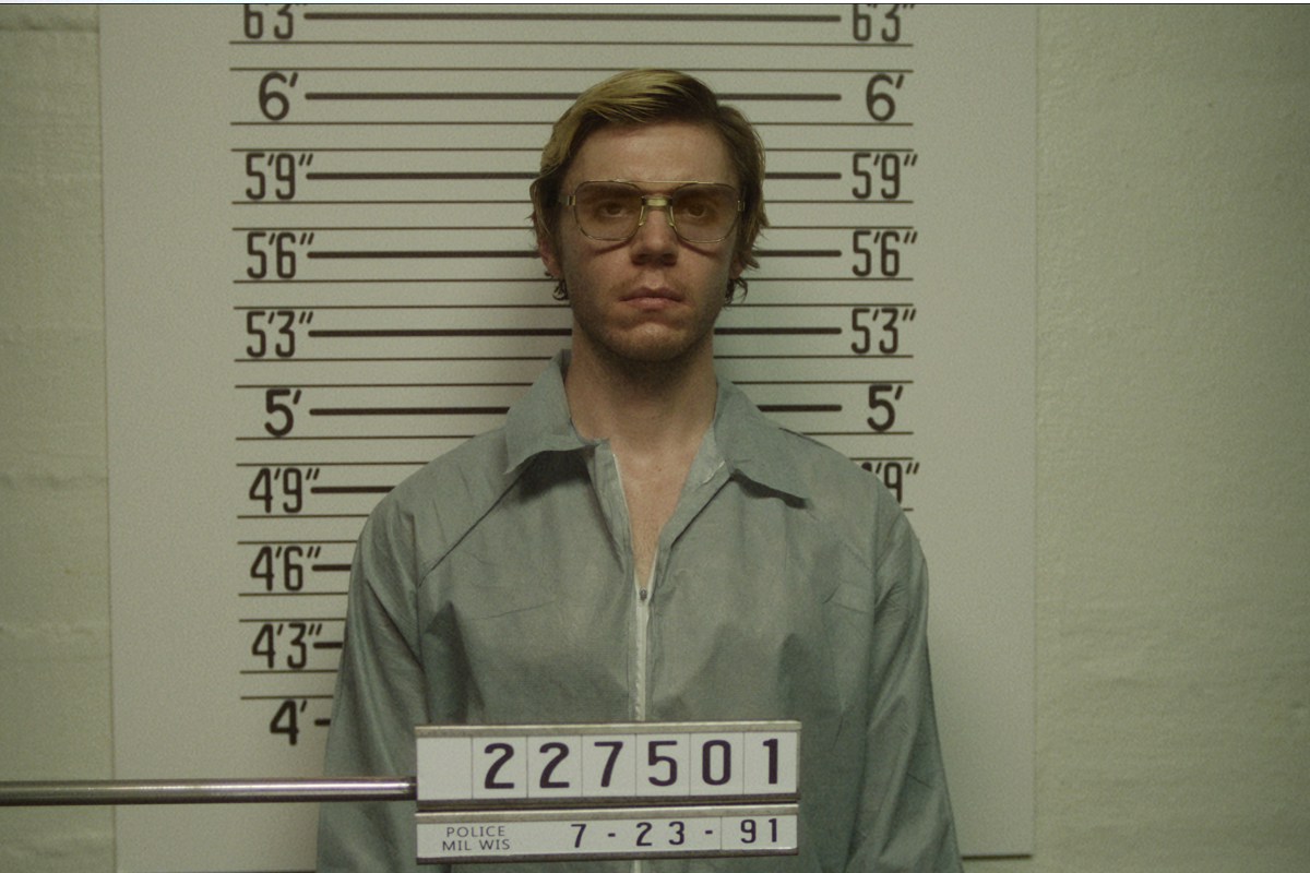 Evan Peters nei panni di Jeffrey Dahmer