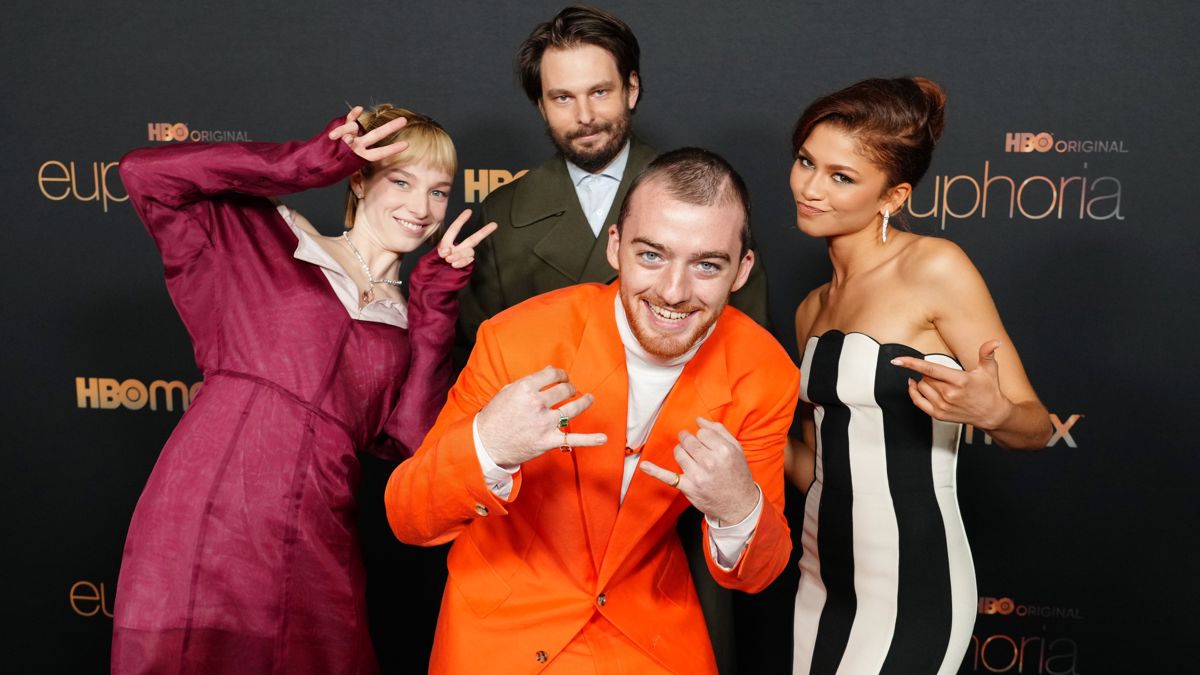 Hunter Schafer, Sam Levinson, Angus Cloud, e Zendaya al photocall di Euphoria 2. Courtesy of Jeff Kravitz/FilmMagic for Hbo