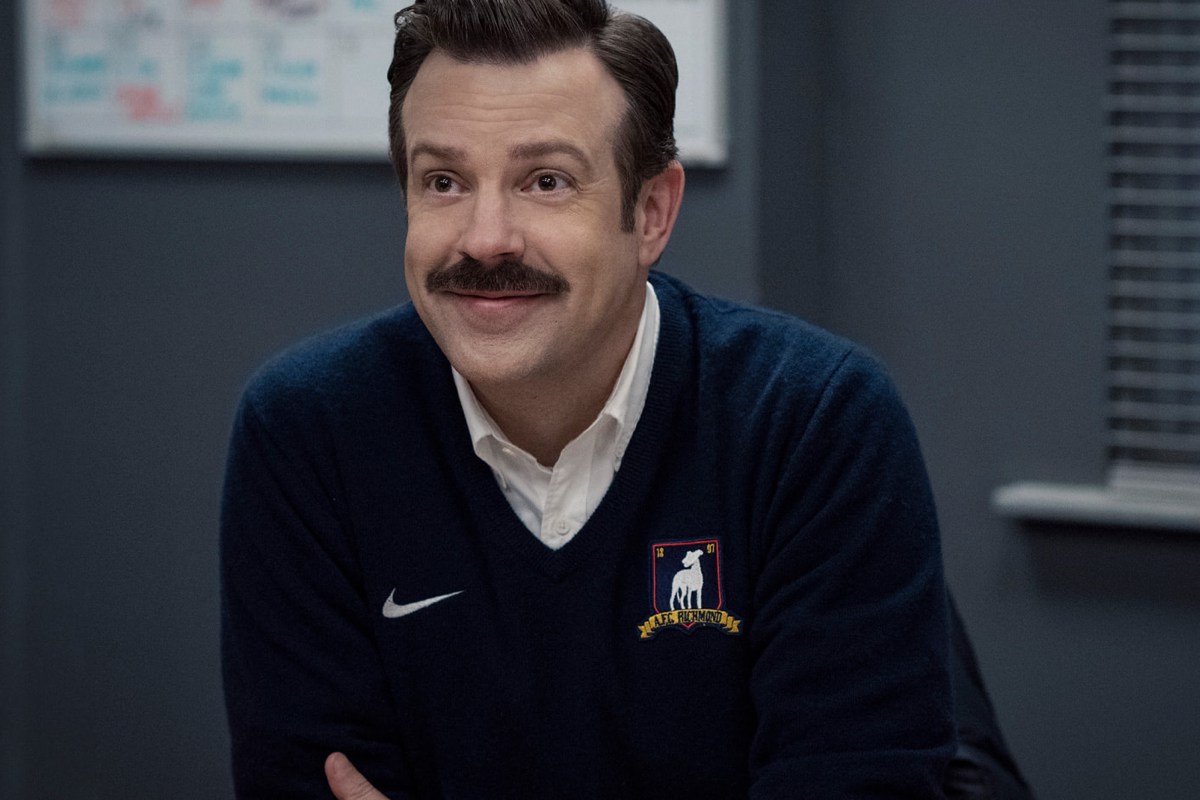 Jason Sudeikis è Ted Lasso in una scena della terza stagione. Emmy