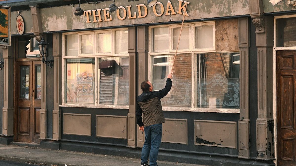 Una scena di The Old Oak, l'ultimo film di Ken Loach