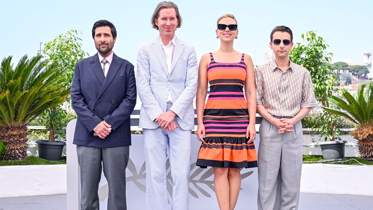 Jason Schwartzman, Wes Anderson, Scarlett Johansson e Jake Ryan al photocall per Asteroid City