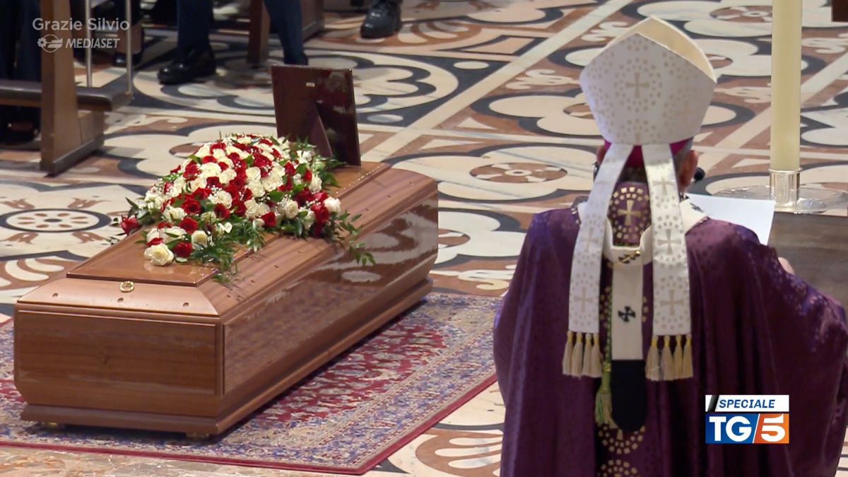 Uno screenshot dalla diretta di Canale5 dai funerali di Silvio Berlusconi