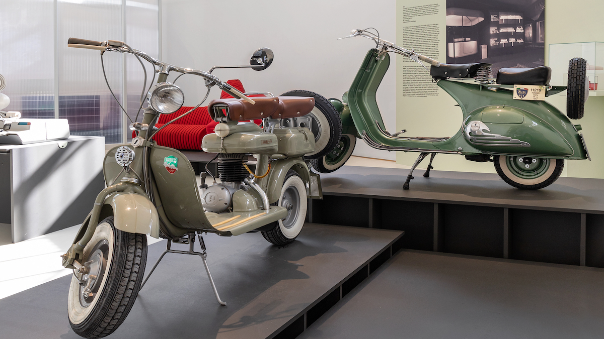 La Vespa del 1949 e la Lambretta del 1953 nell'allestimento del Museo del Design italiano