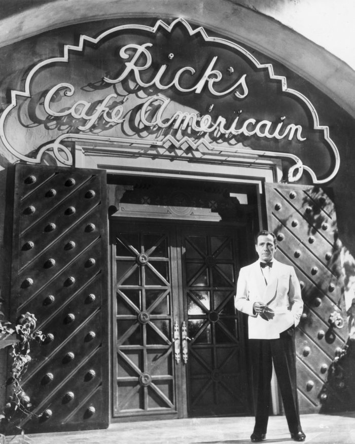 Humphrey Bogart davanti al Rick's Cafe Americain in uno scatto promozionale per Casablanca (1942)