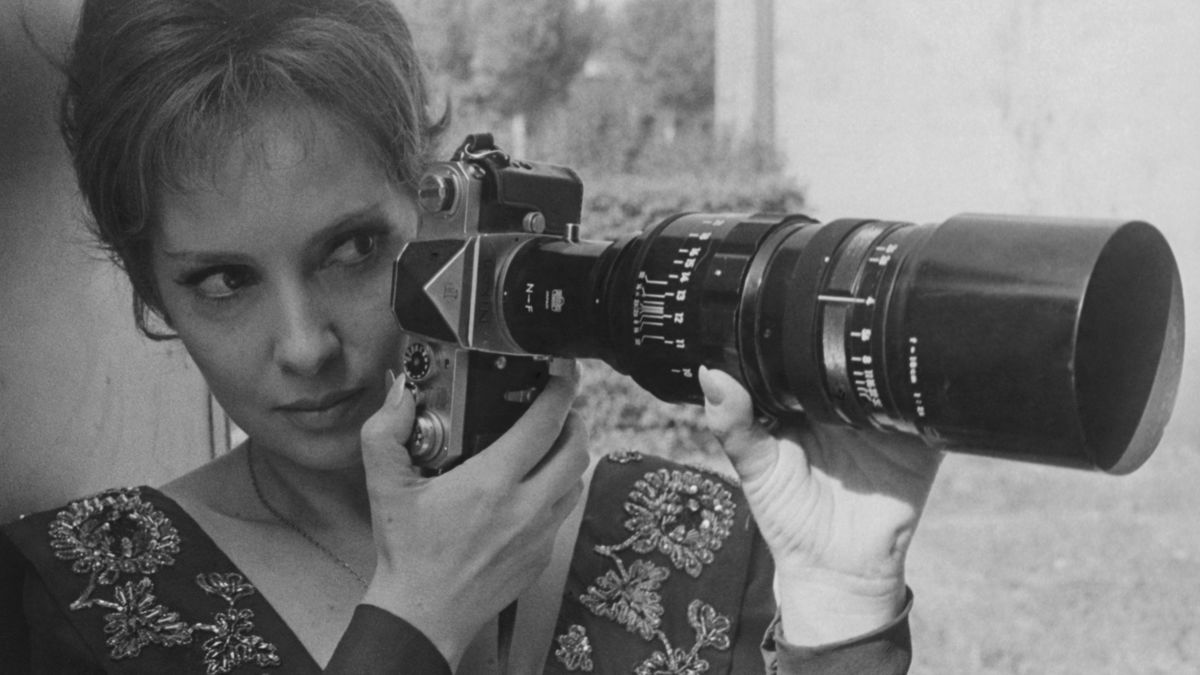 Gina Lollobrigida con la macchina fotografica durante le riprese di Venere imperiale. Roma, 15 settembre 1962