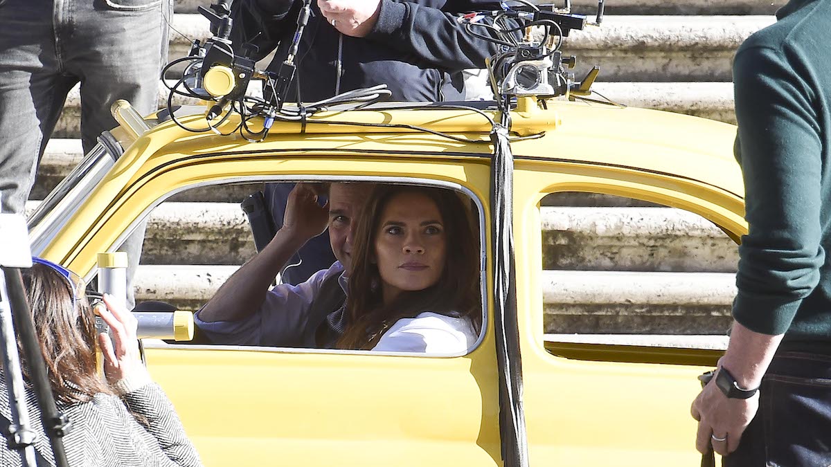 Tom Cruise e Hayley Atwell sul set di "Mission Impossible 7" in Piazza di Spagna a Roma
