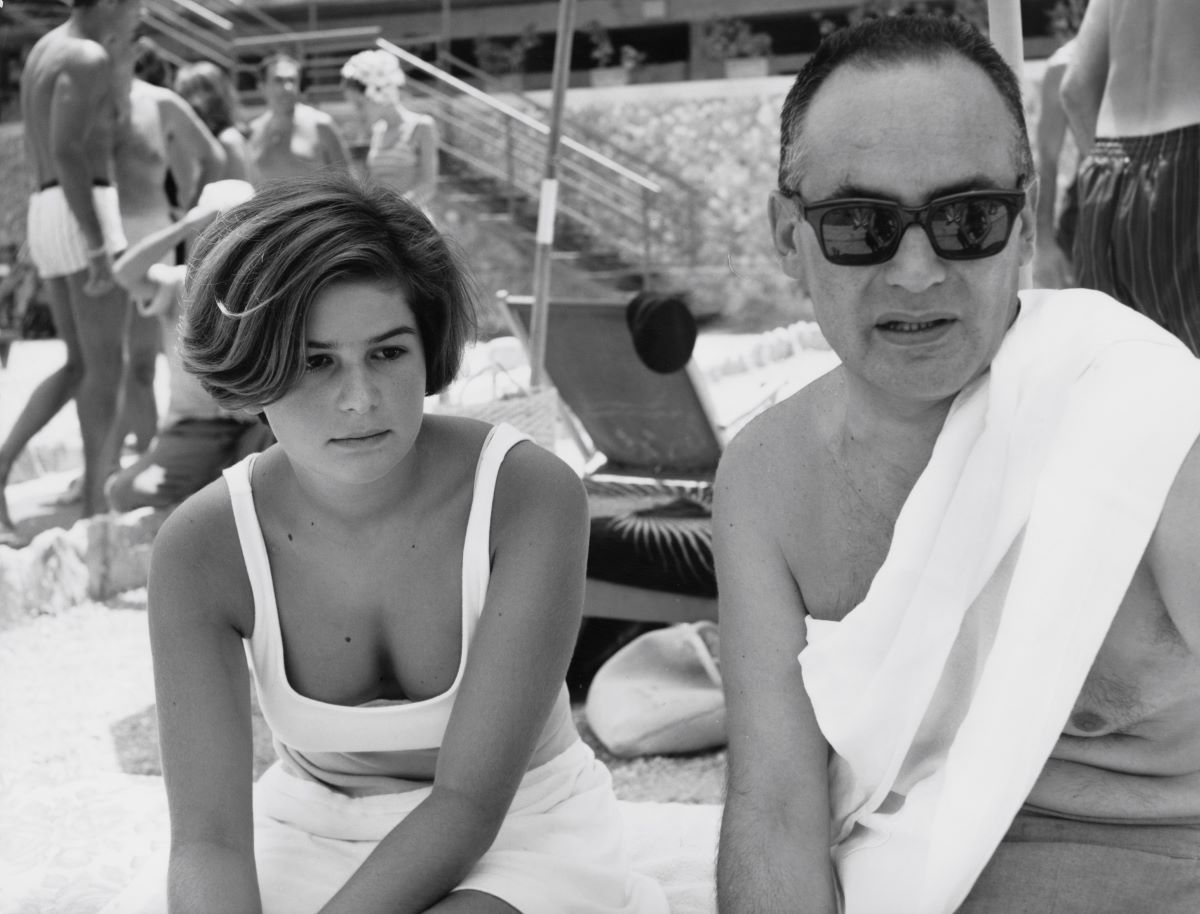 Il leggendario produttore Dino De Laurentiis (1919 - 2010) con sua figlia Raffaella sulla spiaggia a Taormina durante il festival nell'agosto del 1966.