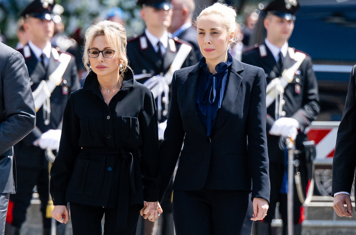 Marina Berlusconi e Marta Fascina mano in mano ai funerali di Silvio Berlusconi