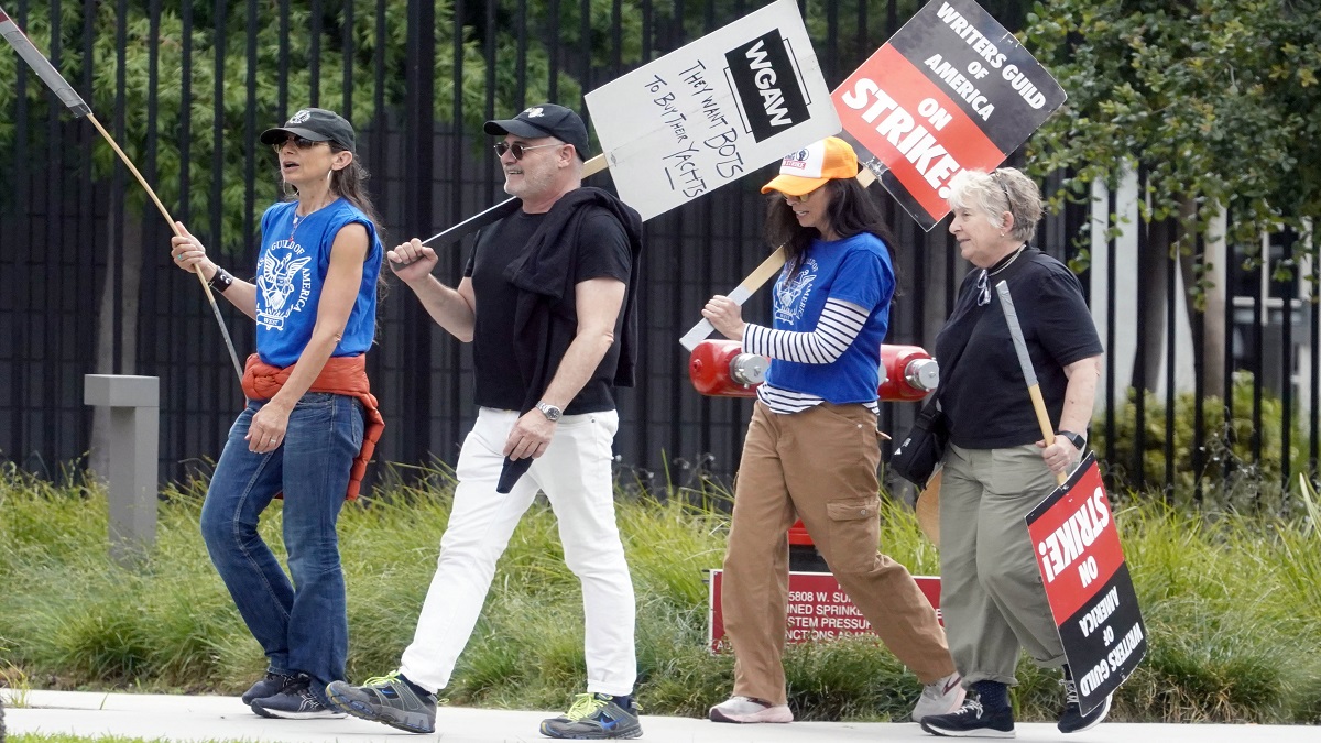 Justine Bateman e Sarah Silverman ad una protesta del Writers Guild of America